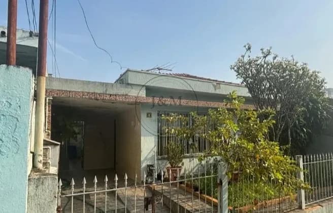 Casa com 3 quartos com muito espaço e potencial de reforma