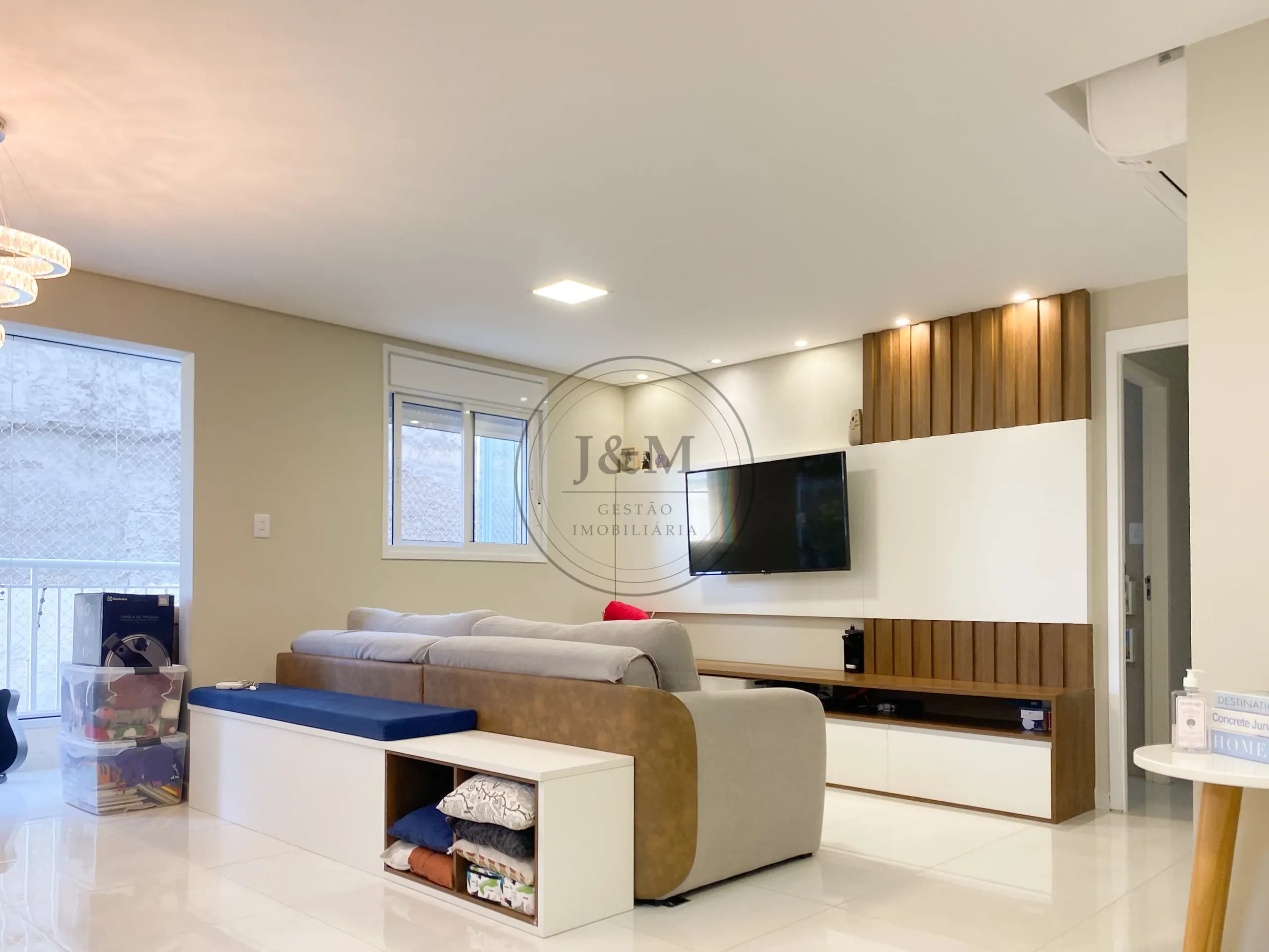 Apartamento na Vila Gumercindo: sala ampla com varanda, 2 vagas e depósito. Andar baixo.