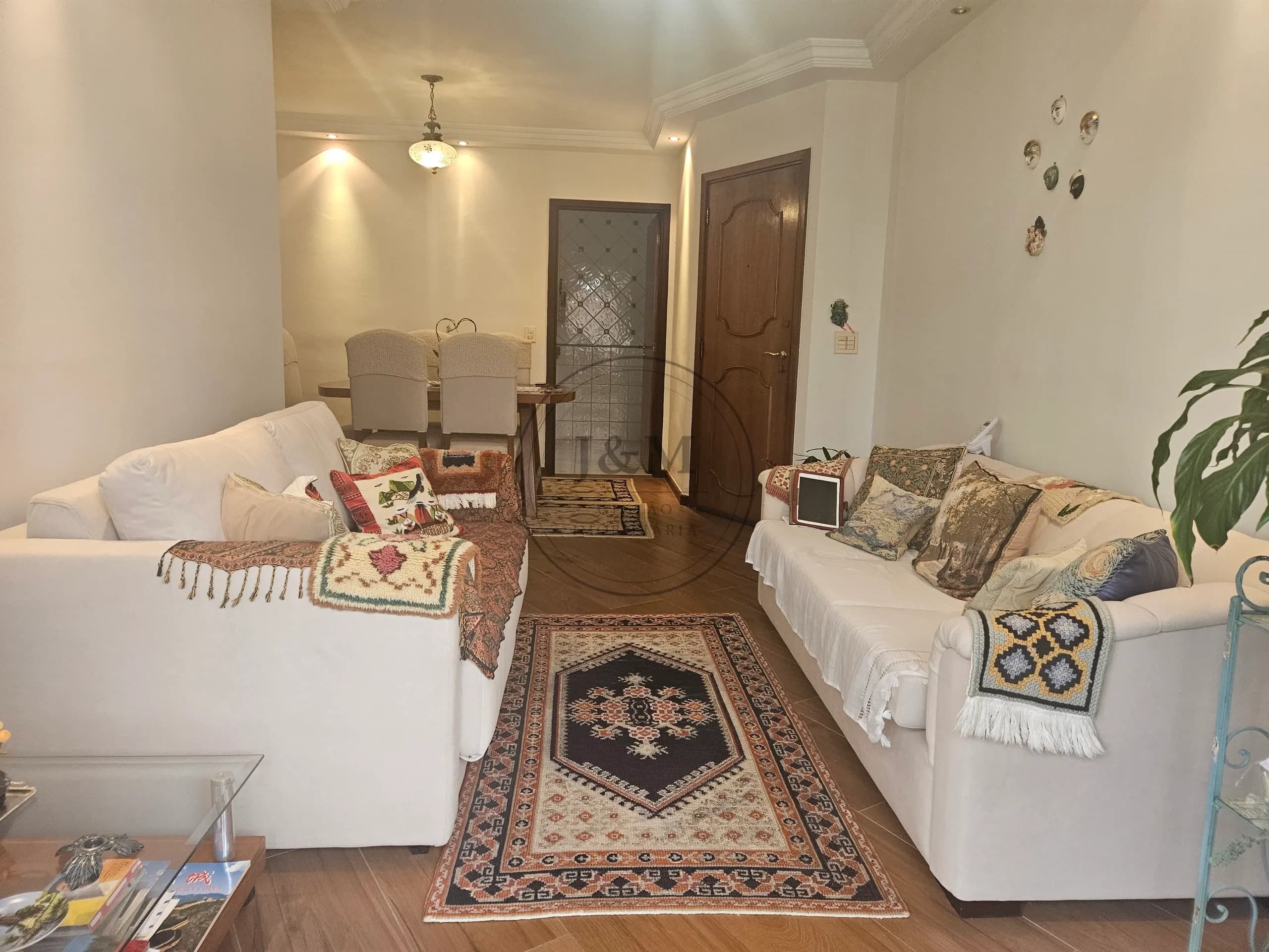 Apto com 4 quartos sendo 3 na área intima ( com 1 suíte ) e 1 quarto na área de serviço - Bairro Klabin