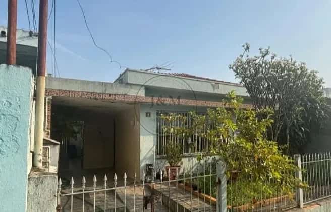 Casa com 3 quartos com muito espaço e potencial de reforma